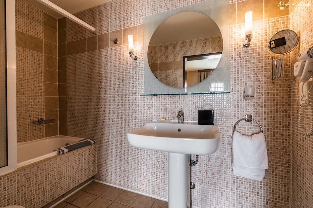 Avra Hotel 45/47