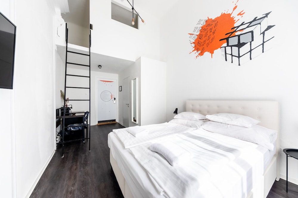 ROOM, TRIPLE, 1 DOUBLE AND 1 SINGLE BED, PRIVATE BATHROOM