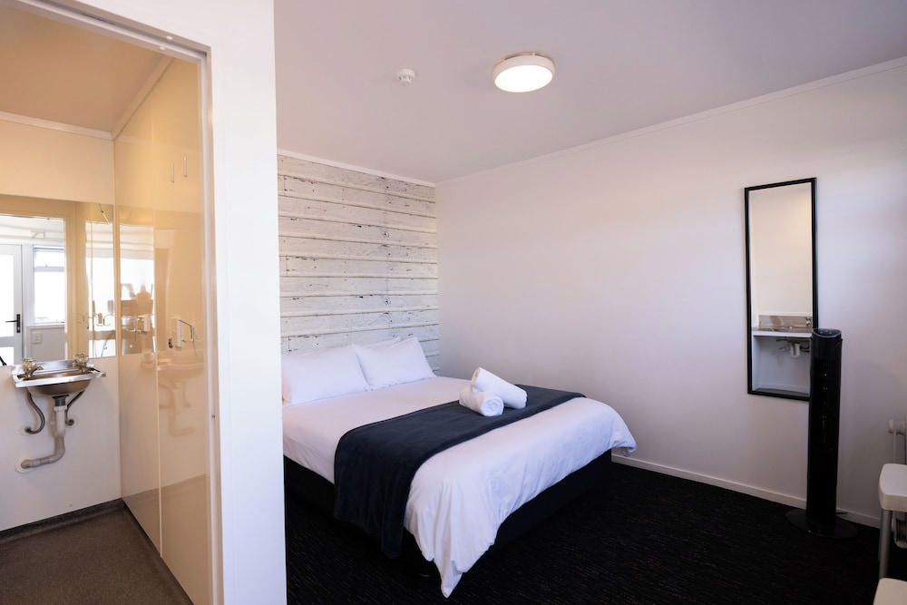 Haka House Taupo 50/50