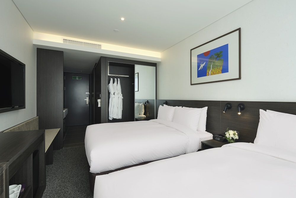 FAMILY, TWIN BEDS