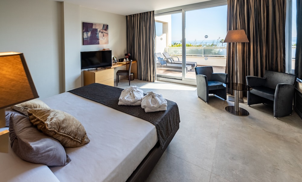 Suite, 1 Double and 3 Single Beds, Sea View