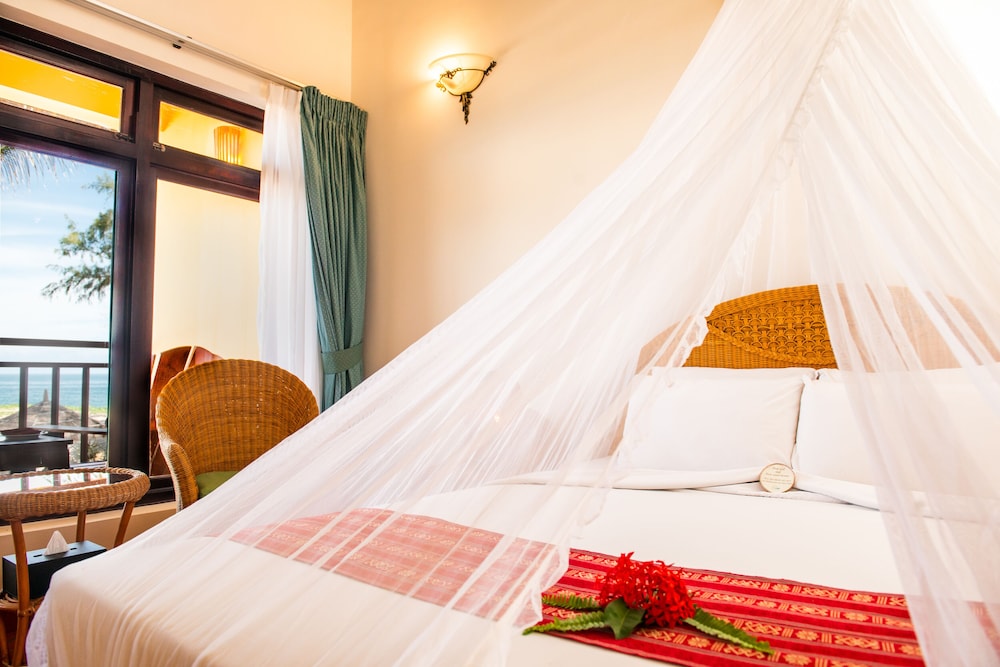 BUNGALOW, QUEEN BED, BEACH FRONT