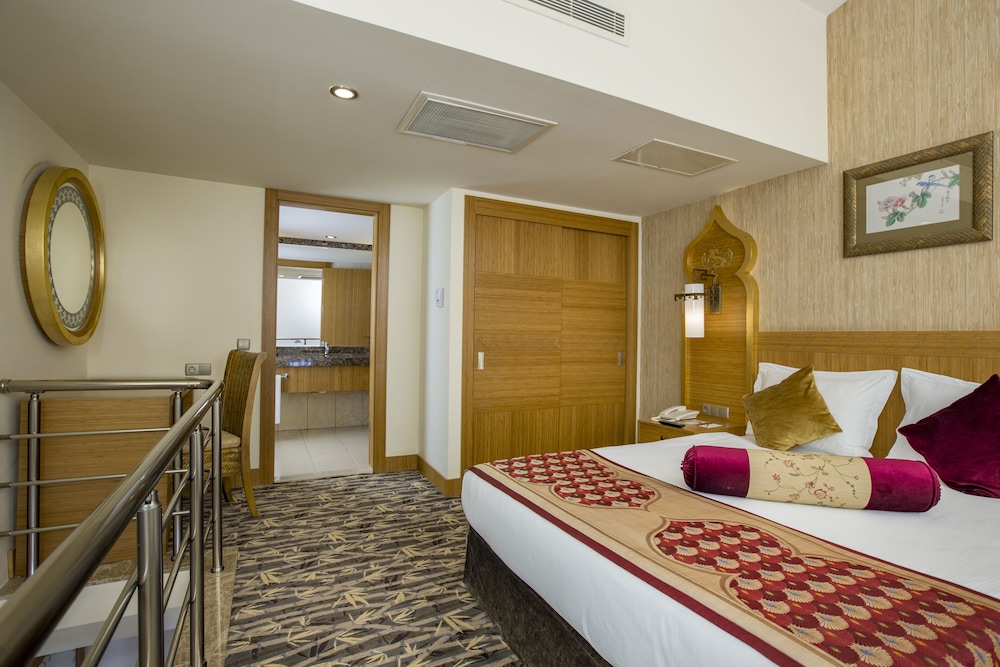 Royal Dragon Hotel 5/50