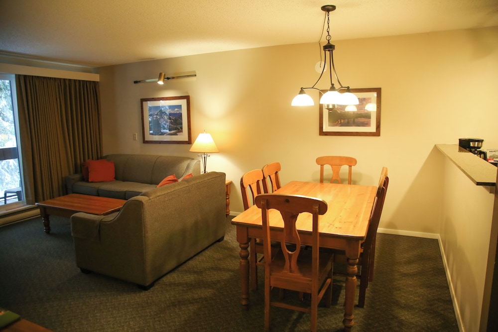 Tantalus Resort Lodge 35/55