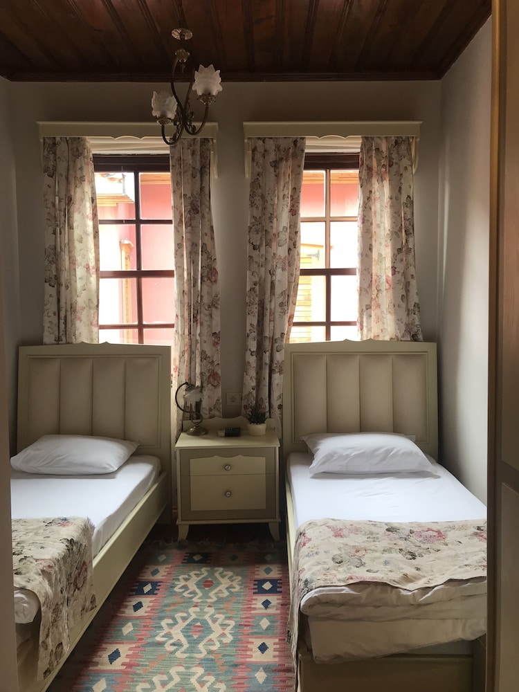 STANDARD, TWIN BEDS, CITY VIEW