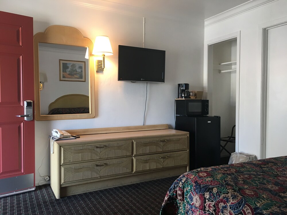 Lark Motel 16/53