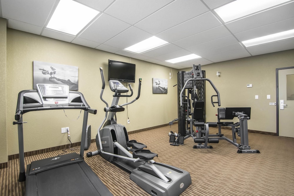Quality Inn & Suites Thompson, MB 22/41