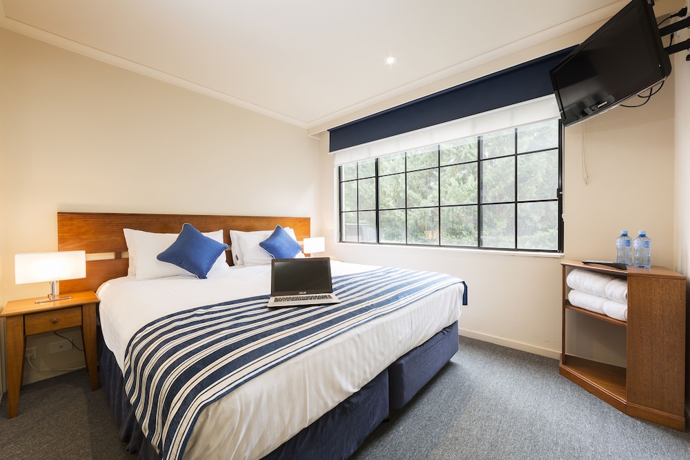 SUITE, KING BED