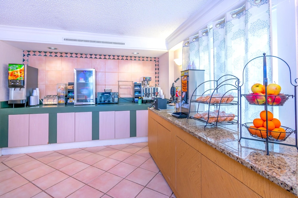 La Quinta Inn Clute Lake Jackson 12/36