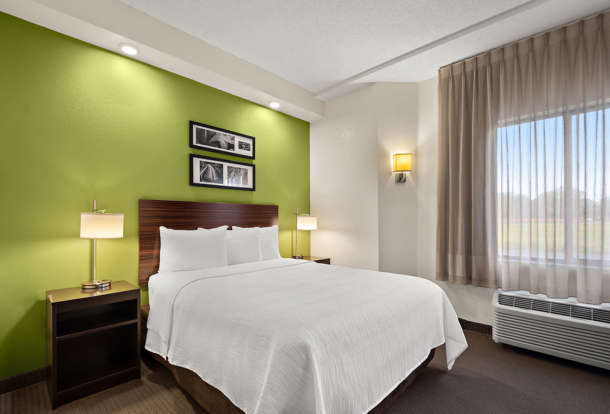 BUSINESS, QUEEN BED, ACCESSIBLE