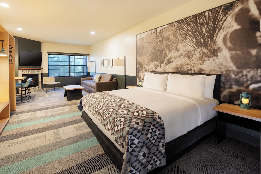 STUDIO, KING BED, SOFA