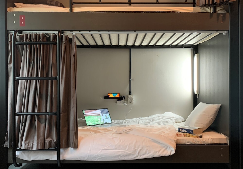 FEMALE DORM, FEMALE ONLY, 8 PEOPLE