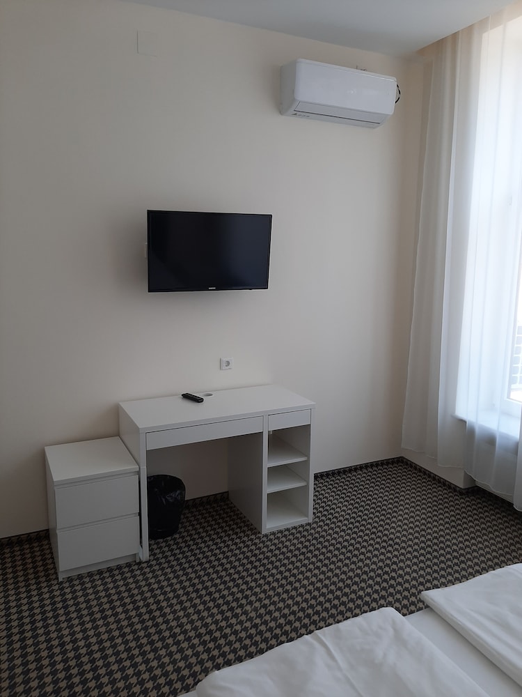 Astoria Hotel 38/50