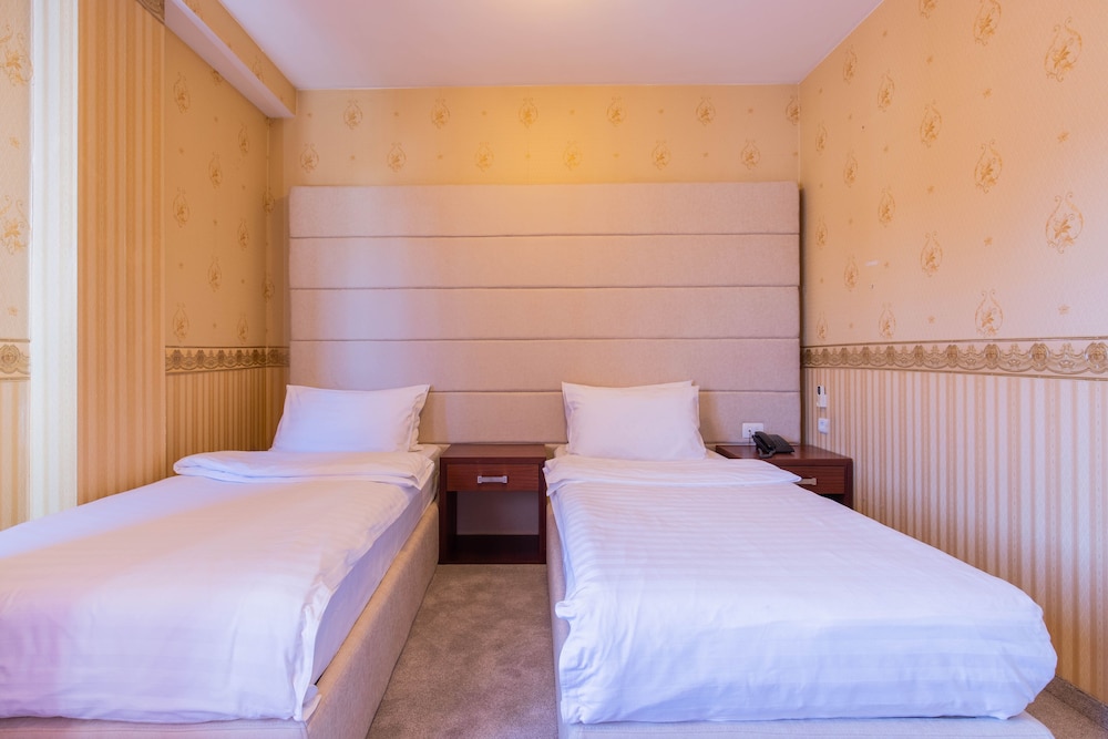 ROOM, TWIN BEDS