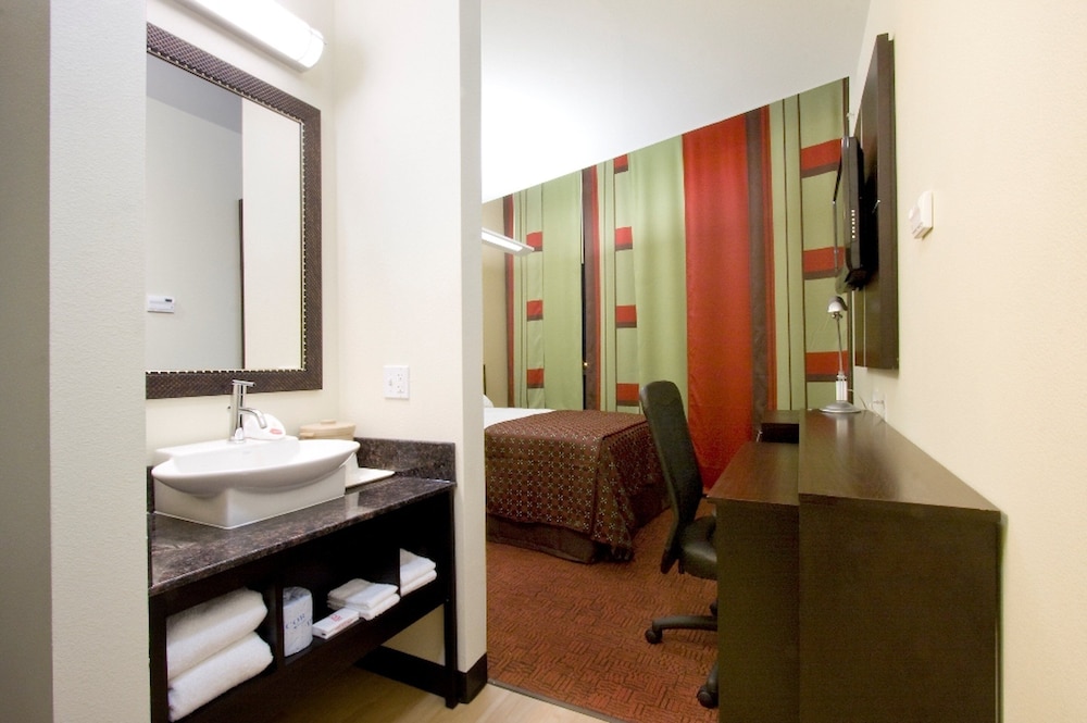 Red Roof Inn & Suites Beaumont 7/18