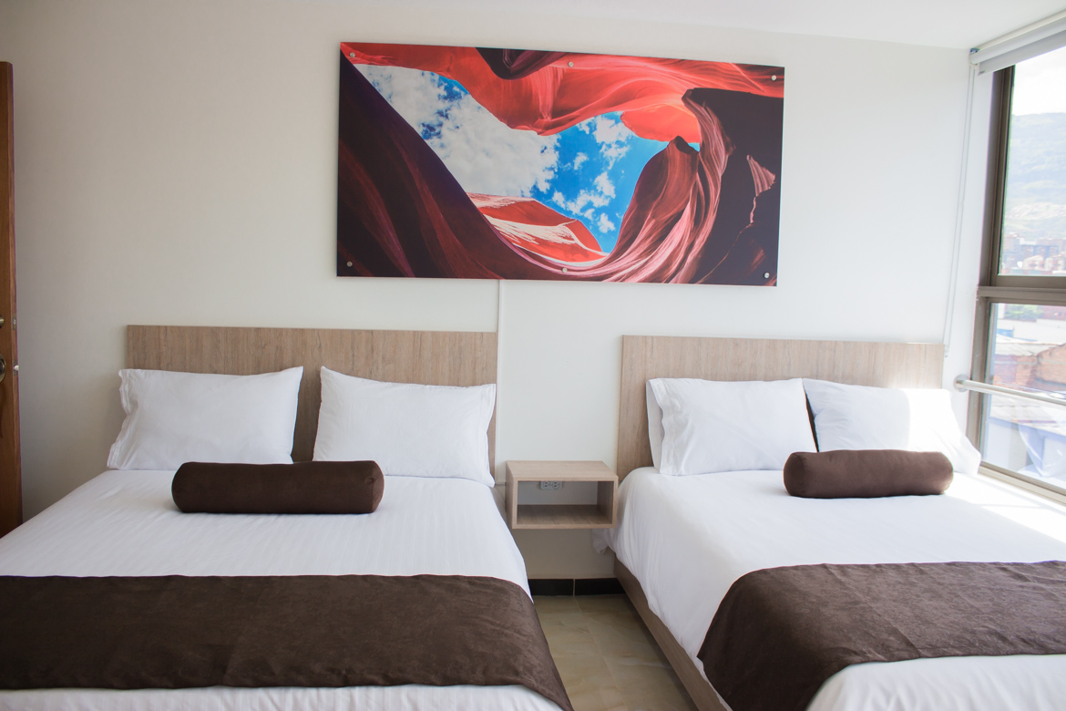غرفة قياسية بسريرين منفصلين