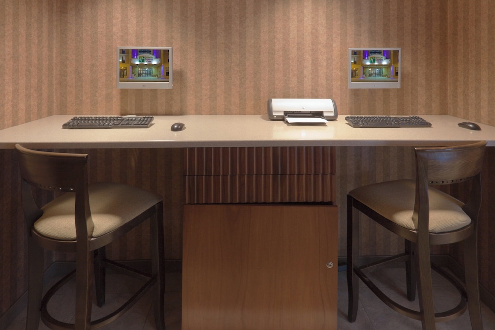 Holiday Inn Express And Suites Deadwood Gold Dust Casino 67/78