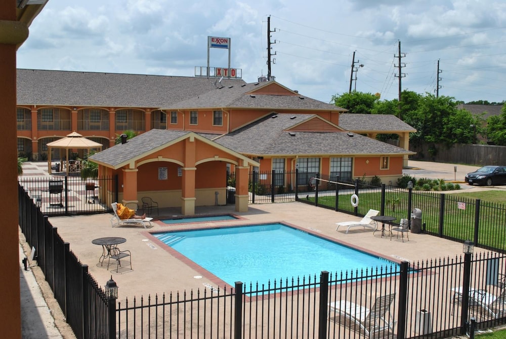 Executive Inn 33/35