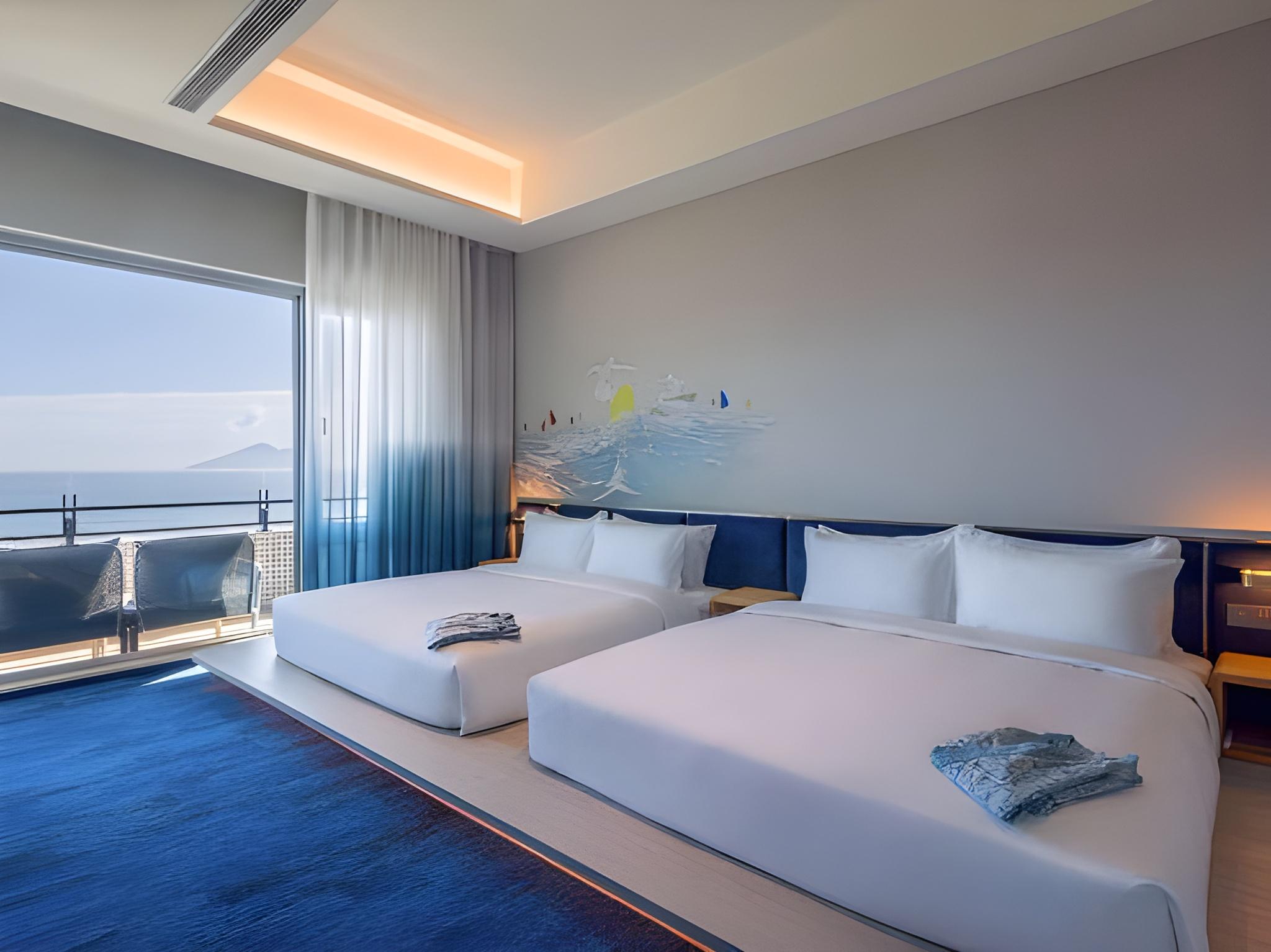 Skyline, Suite, 2 King Beds, 2 Queen Beds, Ocean Front