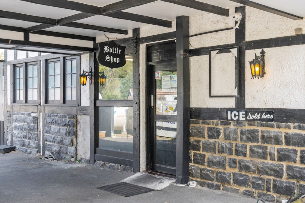 The Fox and Hounds Historic Hotel 51/61