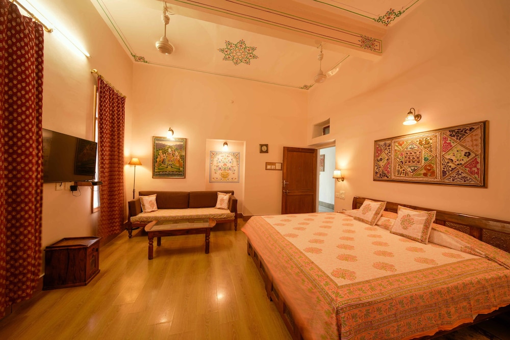 LUXURY, DOUBLE OR TWIN BED