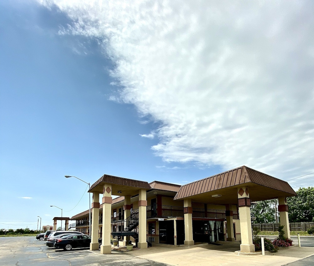 Super 8 By Wyndham Shawnee 2/48