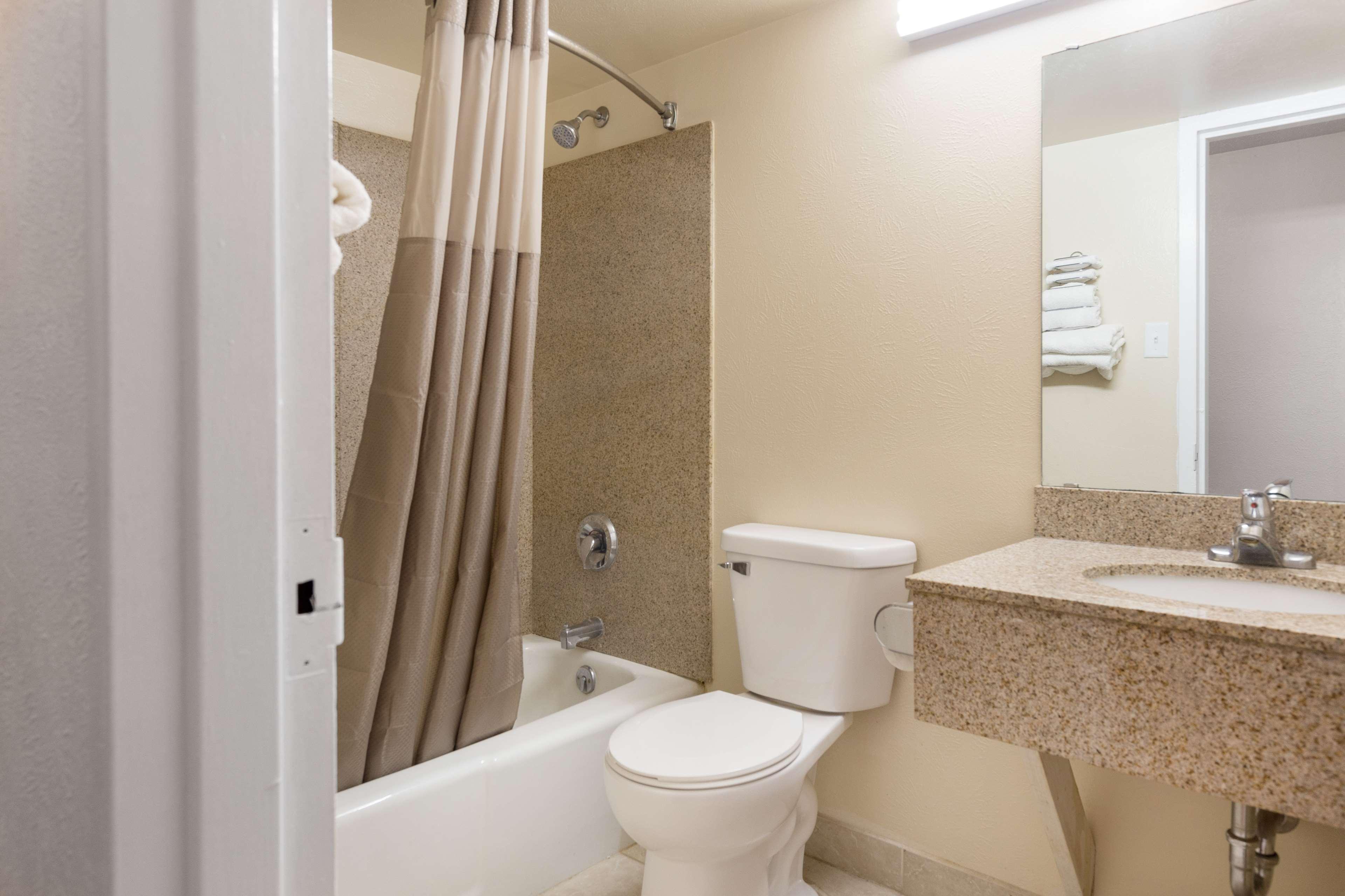 Americas Best Value Inn Lincoln, IL 26/28