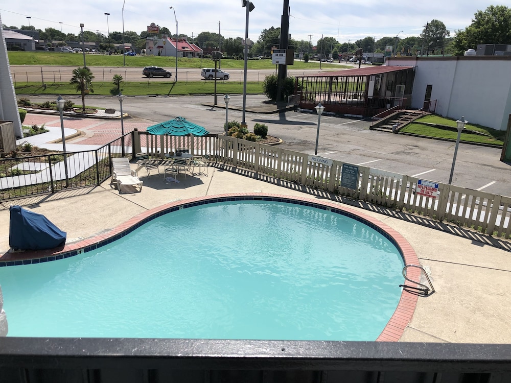 All Seasons Inn & Suites 39/41
