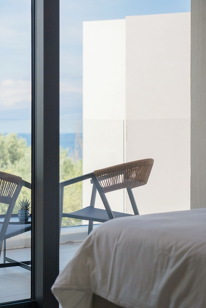 Kymothoe Elite Suites 15/97