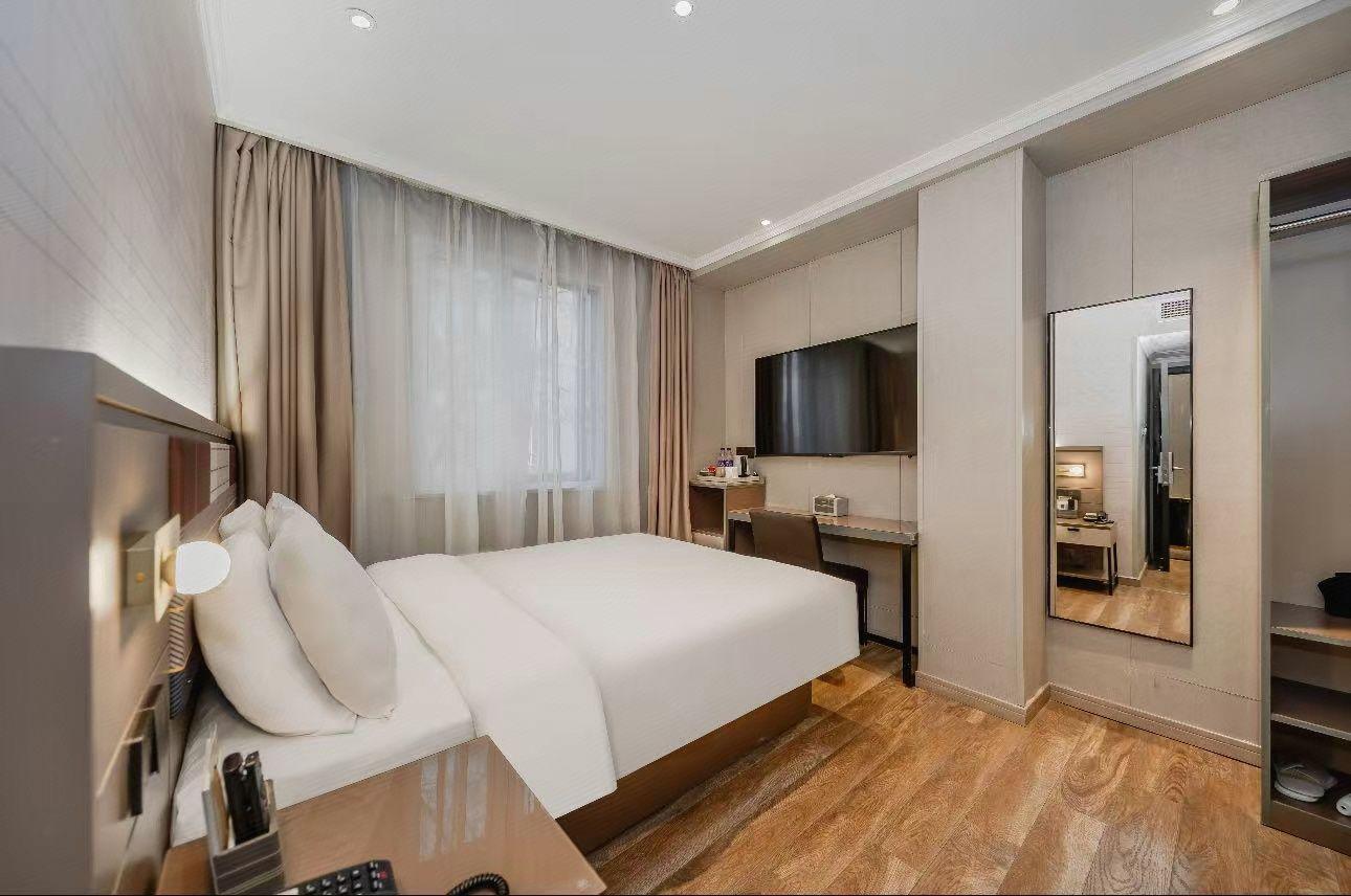 Home Inn Plus (Shanghai Huaihai Road Sinan Road) 21/35