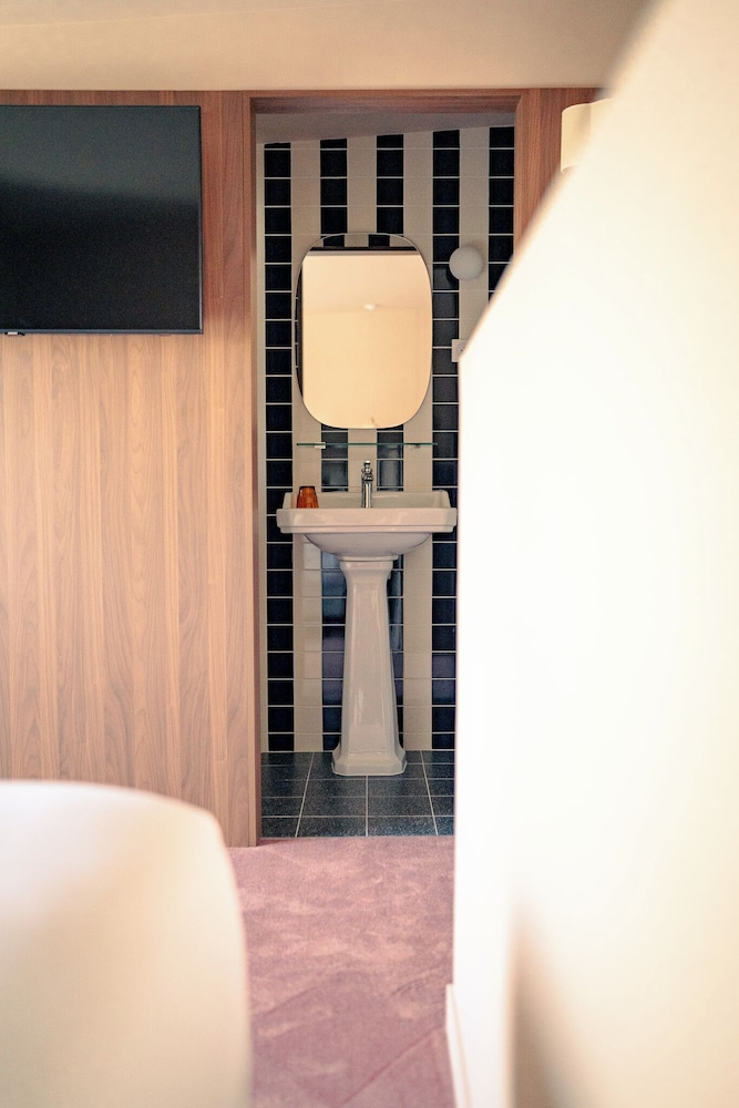 HOTEL CAMELIA INTERNATIONAL 35/50