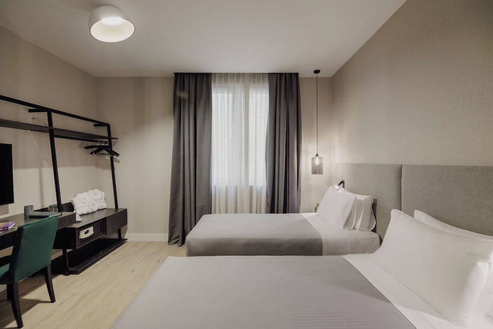 COMFORT, TWIN BEDS