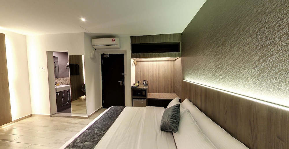 Flora by Crossroads Hotel 13/47
