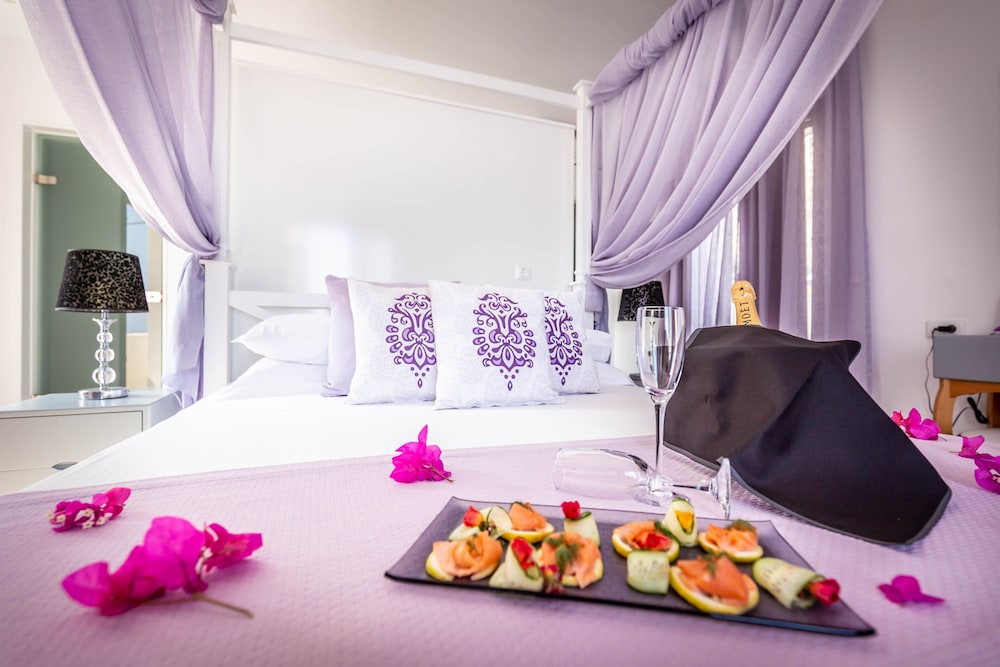 MAR N MAR CROWN SANTORINI HOTEL AND SUITES 38/48
