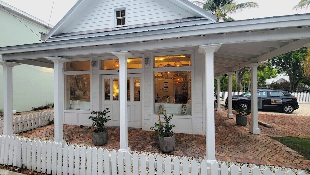The Paradise Inn Adults Only 4/75
