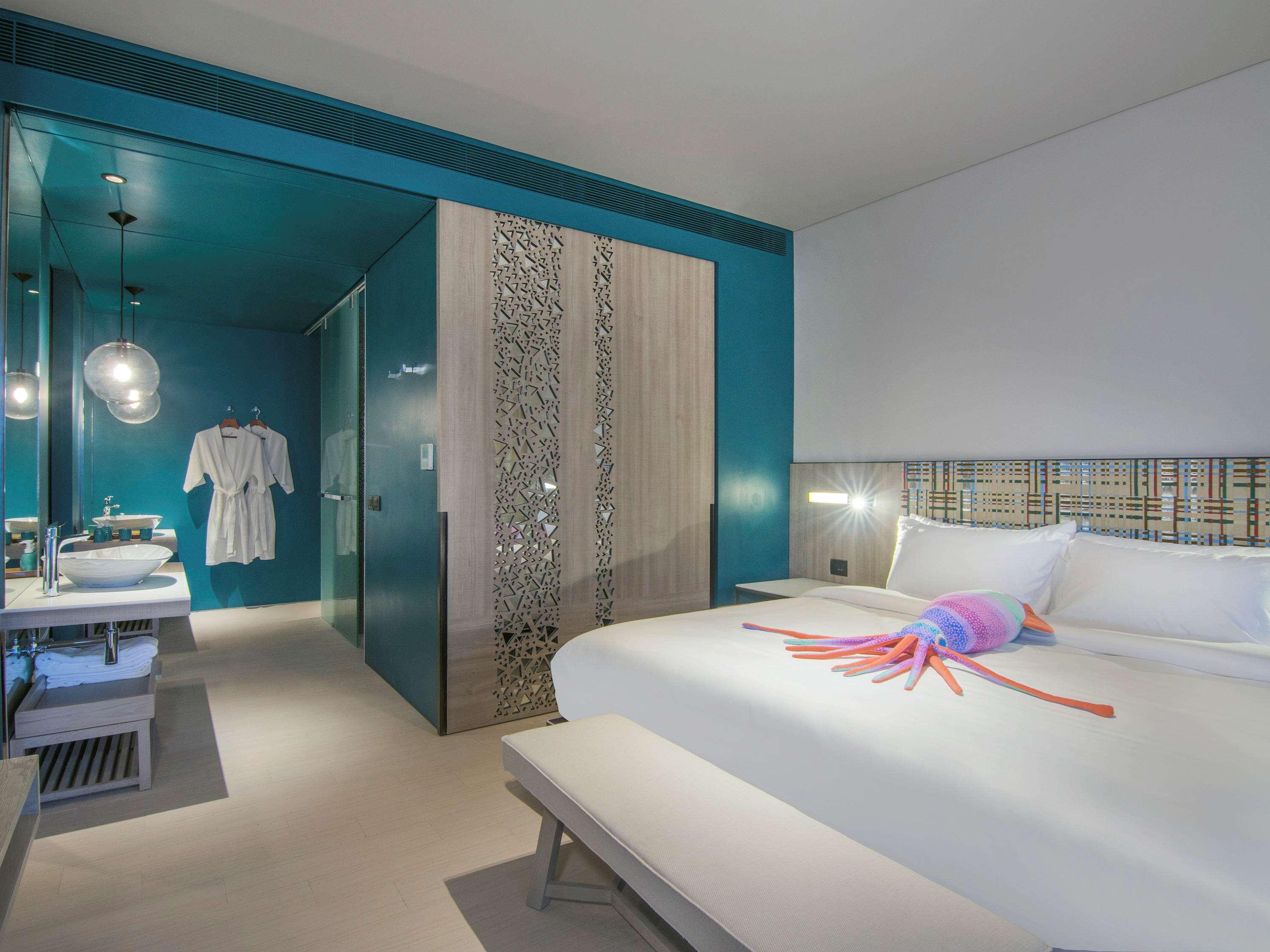 Pool, Suite, King Bed, Bunk Bed, Garden View