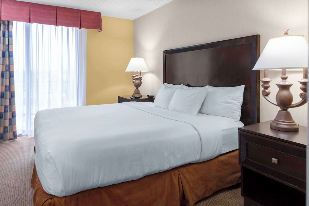 Embassy Suites by Hilton Kansas City Plaza 27/64