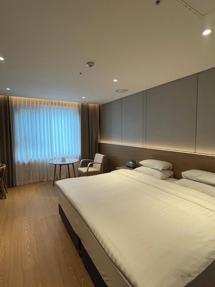SUPERIOR, DELUXE, DOUBLE BED