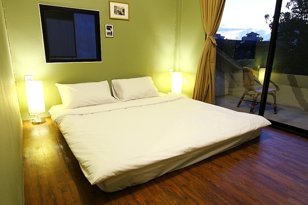 ROOM, DOUBLE BED
