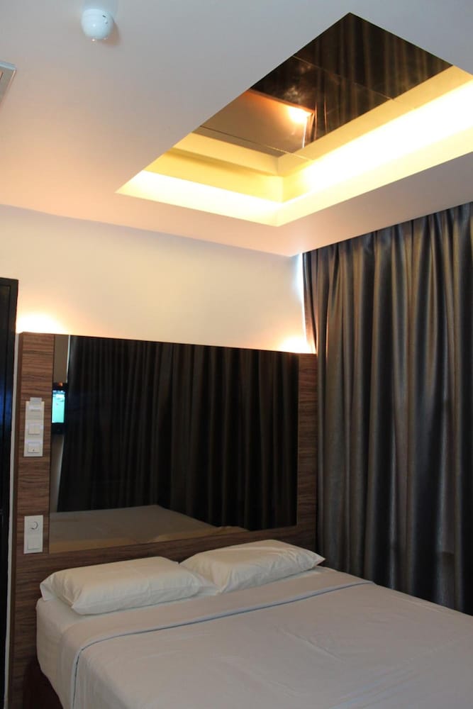 Dream Hotel 10/36