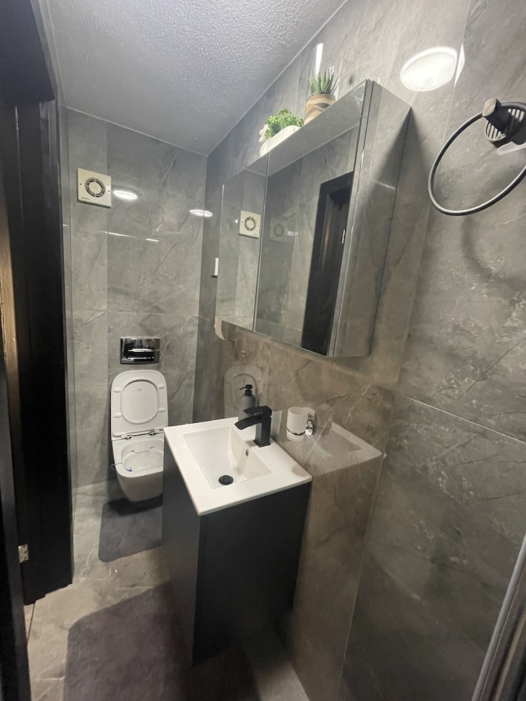 Da Vinci Guest House Gatwick 52/56