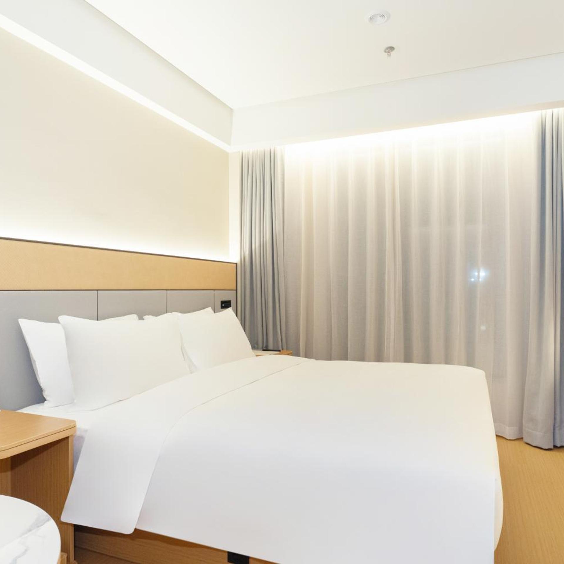 JI Hotel (Shanghai Caohejing Hongcao Road) 12/34