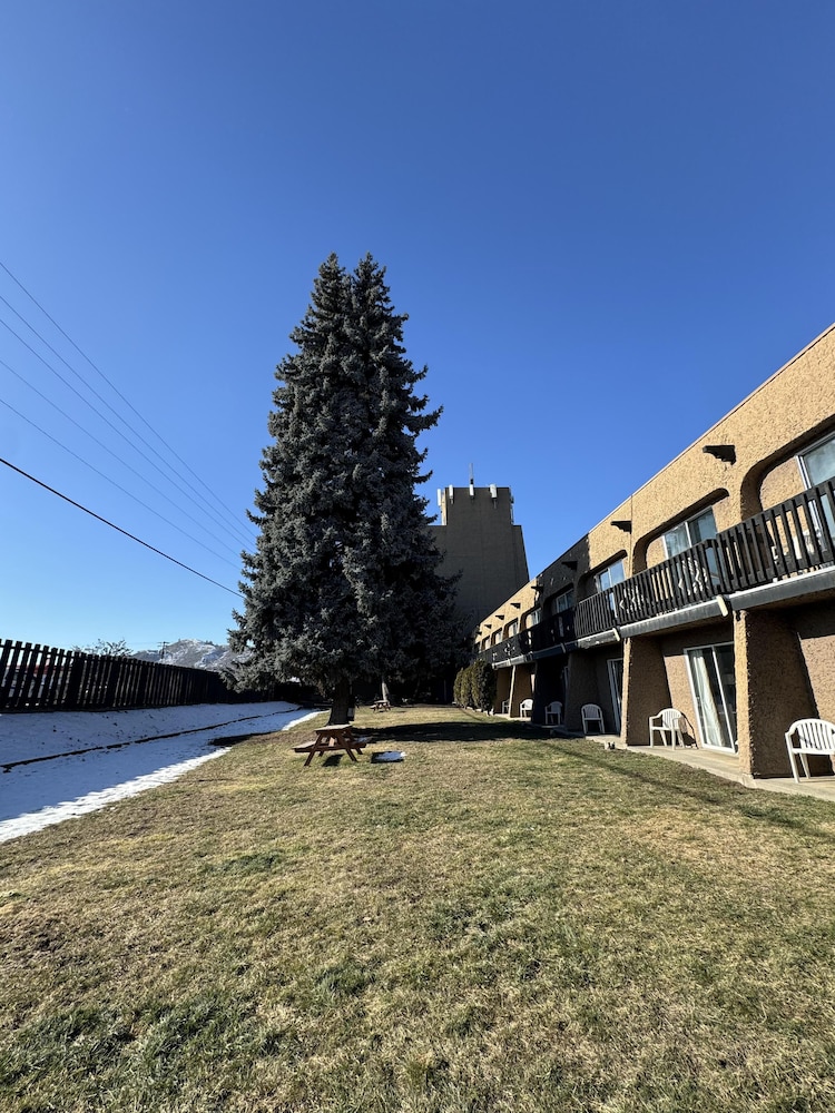 Divya Sutra Plaza & Conference Centre Vernon, BC 72/74