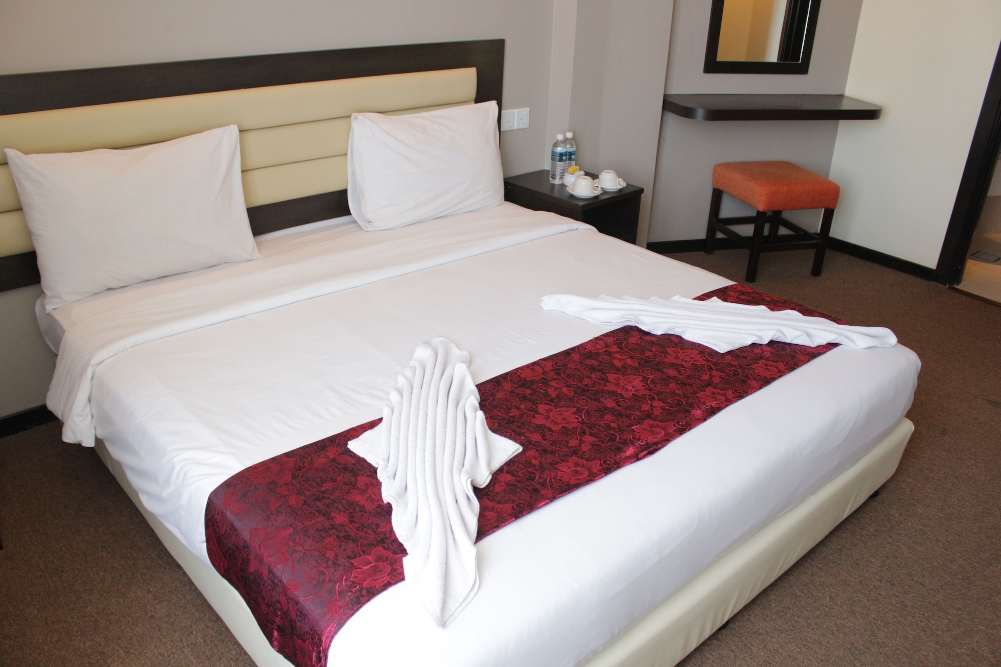 DELUXE, KING BED, PARTIAL SEA VIEW