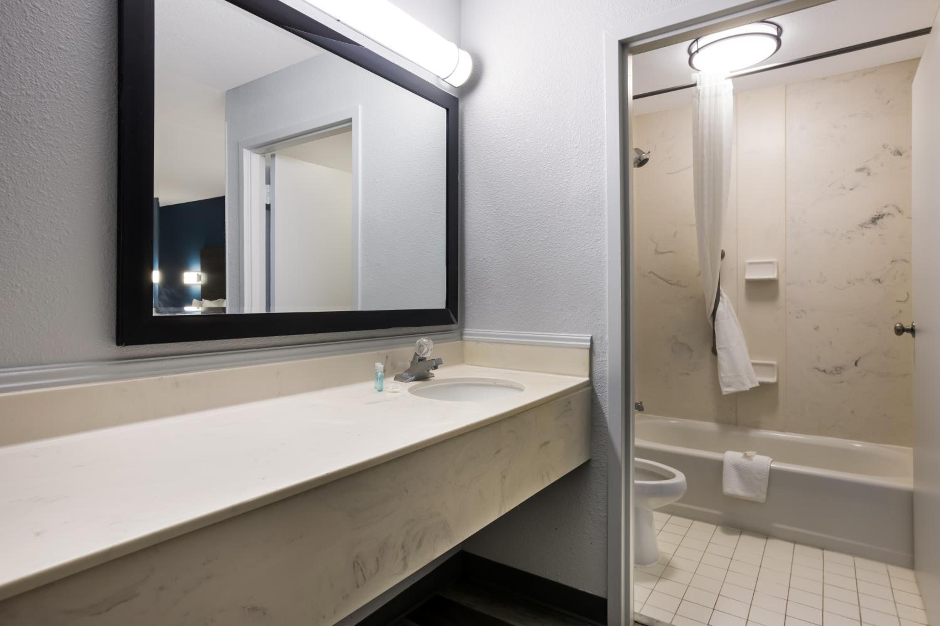 King Bed, Suburban Studios Hinesville - Fort Stewart Area 4/6
