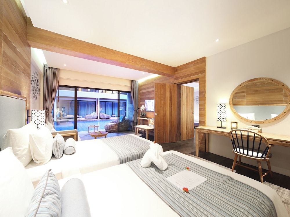 SUPERIOR, TWIN BEDS, POOL ACCESS