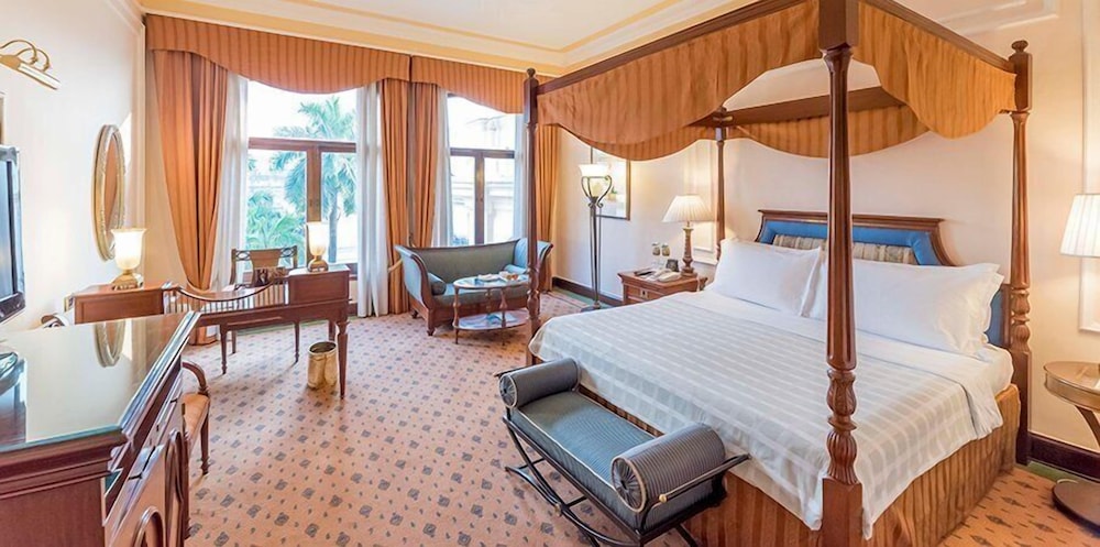 THE OBEROI GRAND 40/81