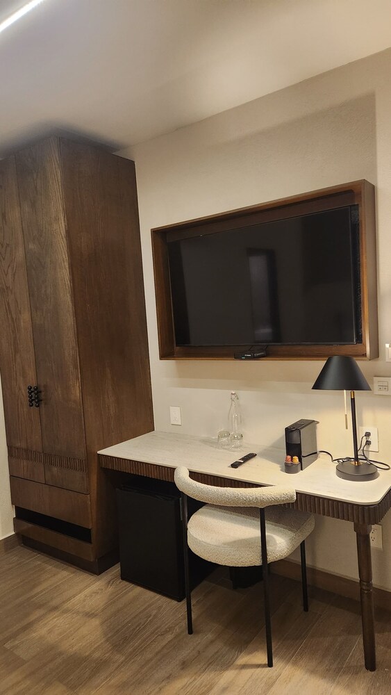 Expo Satelite Hotel and Suites 52/58
