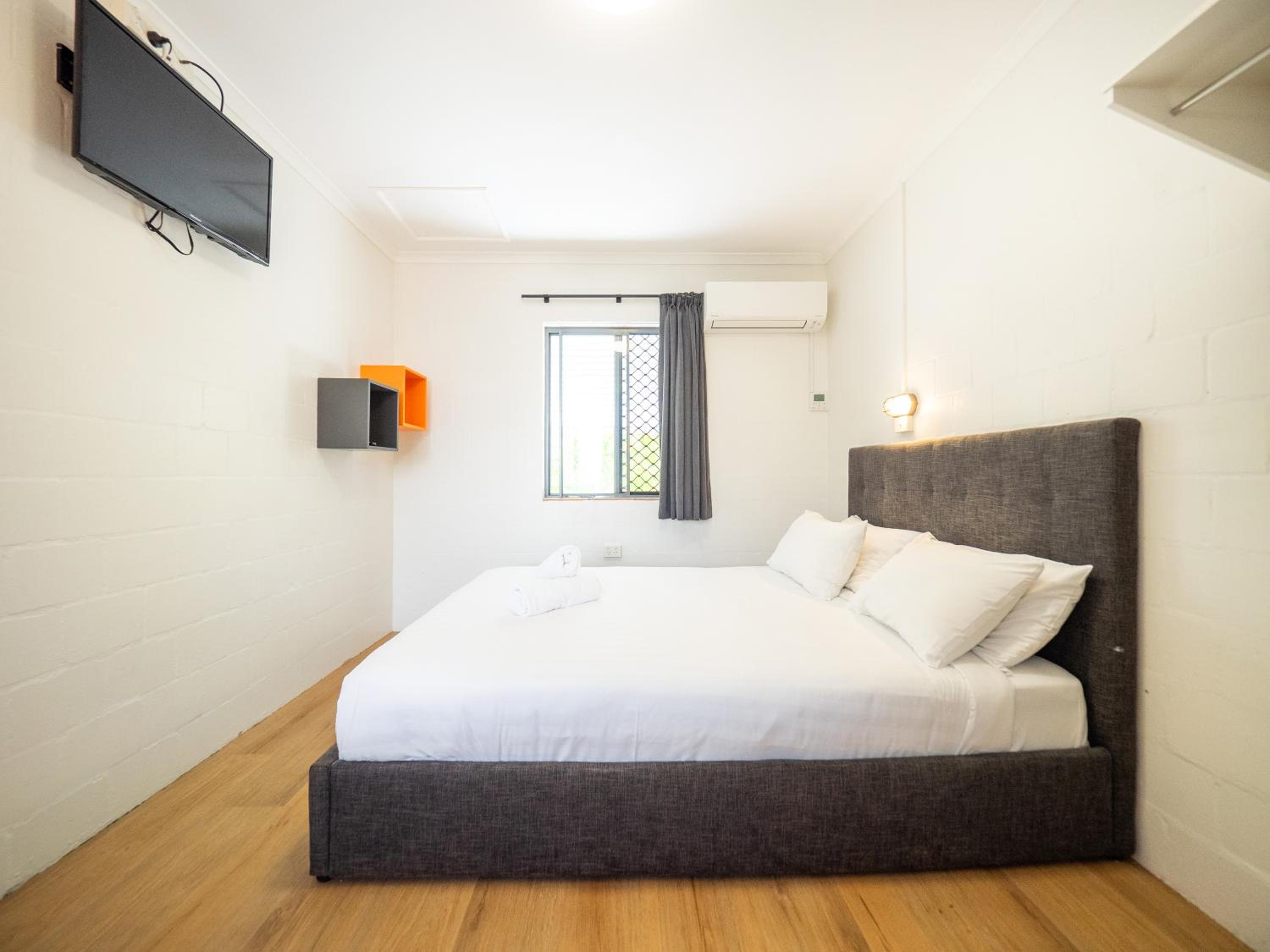 ROOM, QUEEN BED, SHARED BATHROOM