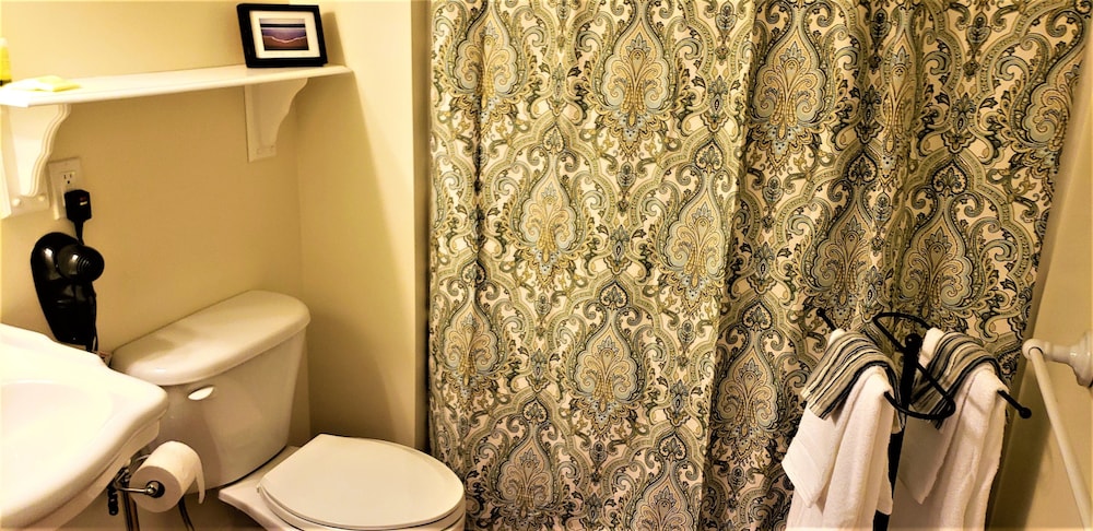 Elmere House Bed and Breakfast 40/50